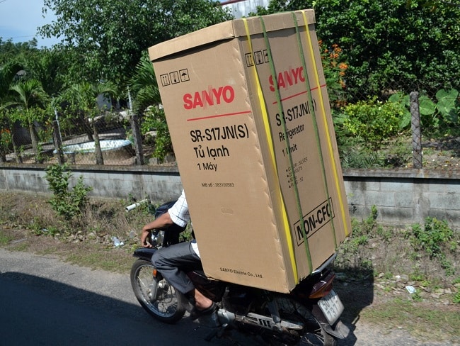 Chở hàng hóa bằng xe máy