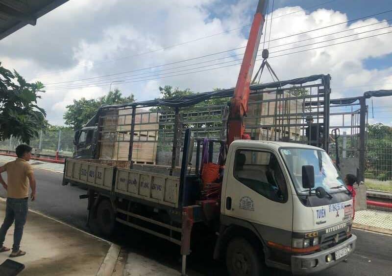Sử dụng xe cẩu hiện đại hỗ trợ dịch vụ chuyển kho xưởng Ninh Thuận