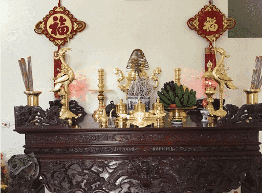 Bàn thờ gia tiên thường nên được đặt ở vị trí chính giữa căn nhà