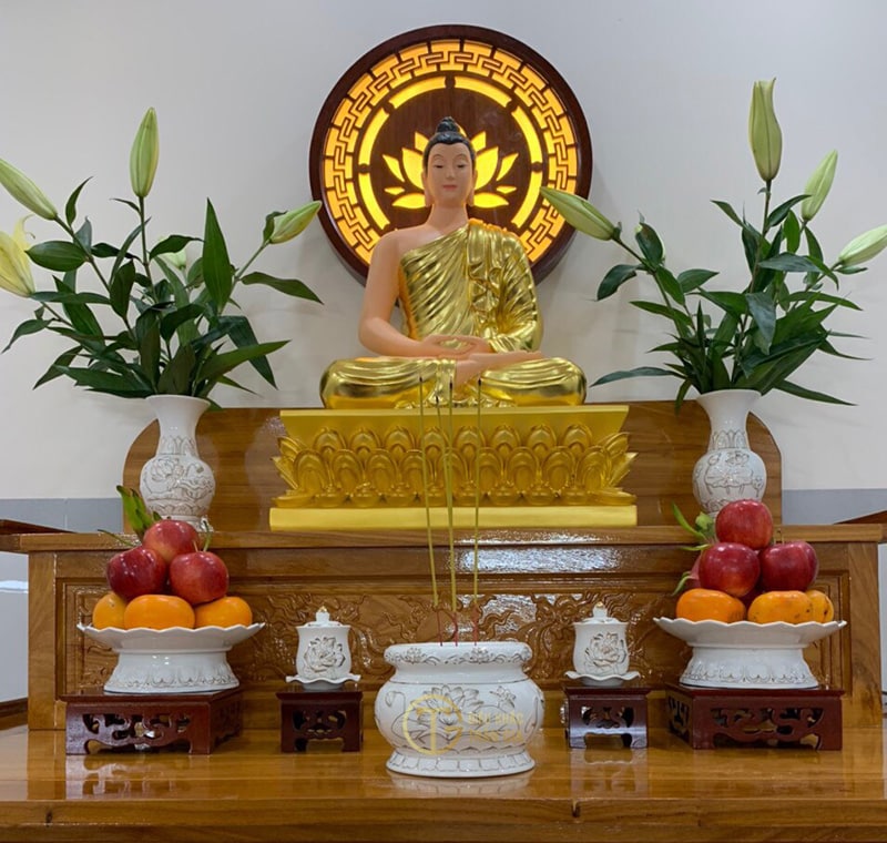 Tùy vào thời kỳ giáo hóa của mỗi Đức Phật và pháp môn tu hành để thờ nhưng không nên thờ quá ba vị sẽ gây rối loạn